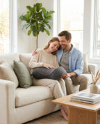 Couple souriant sur le canapé avec le coussin cervical Artivia