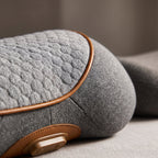 Gros plan sur le tissu et le liseré cognac du coussin Artivia